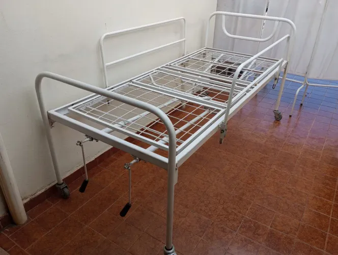 Cama hospitalar usada - Parcele sem juros