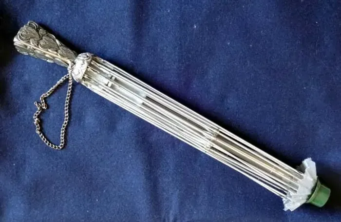 Armação de Sombrinha de Metal Antiga (Item para Colecionador ou Decoração)