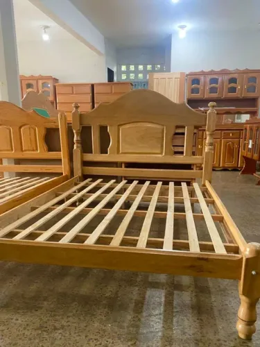 Cama de Madeira Maciça