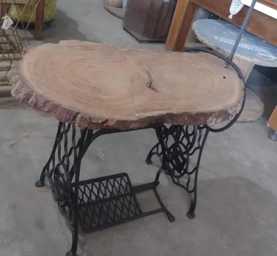 Mesa com tampo de madeira rustica e com o pé de maquina de costura.(**USADA**)