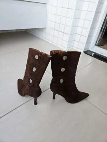 Bota de cano médio marrom com detalhes tamanho 35
