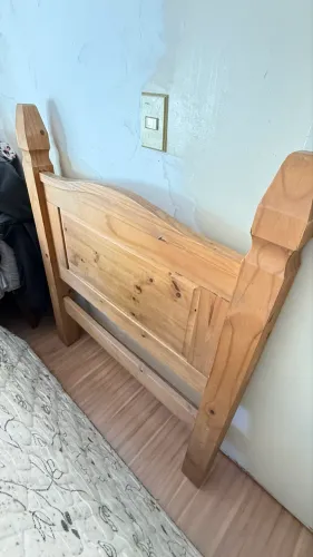 Pedaço de cama de madeira 
