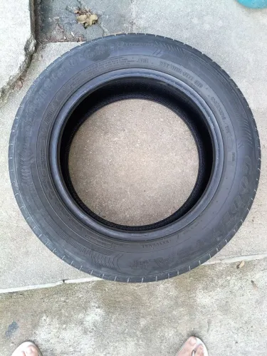 Vendo 2 pneus 195/65 R15. 80 reais cada