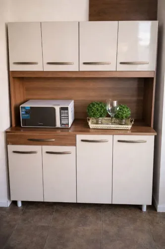 Armário de cozinha com 8 portas de pezinho novo na caixa com manual de montagem