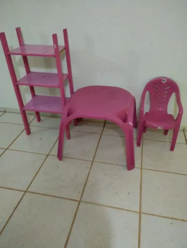 Mesinha infantil, cadeira e estante - Tudo por R$ 40,00