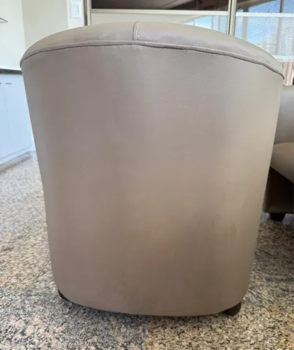 POLTRONA EM COURO SINTÉTICO 