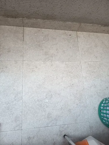 Piso porcelanato cinza fosco