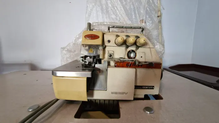 Máquina de Costura Overloque GEMSY GEM737F (Usado, Excelente Estado, com Mesa e Motor)