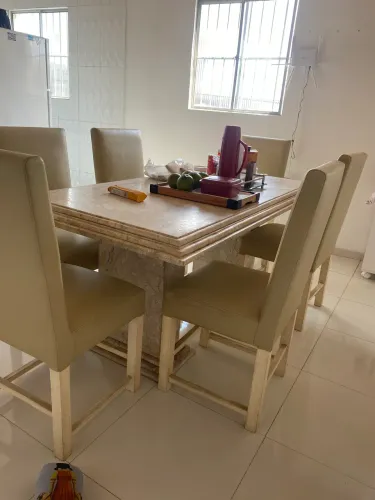Vendo uma mesa de mármore com seis cadeiras 