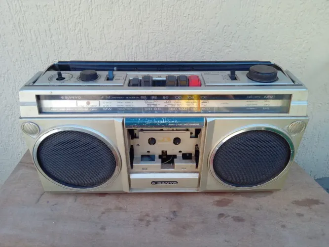 Rádio Gravador Sanyo para retirada de Peças