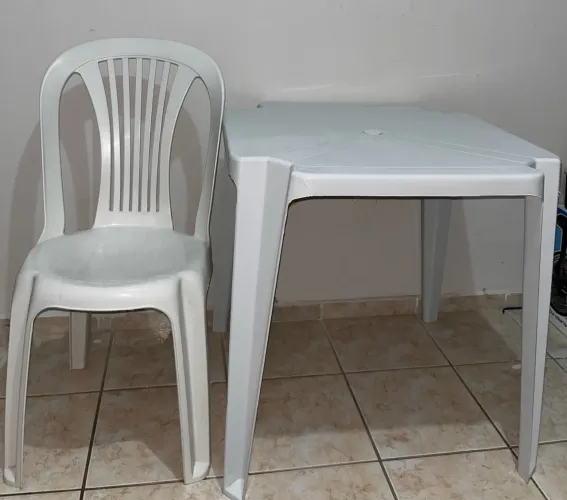 Mesa e cadeira