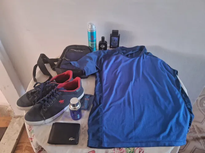 Perfumes + Tênis + bolsa + camisa por R$ 60,00
