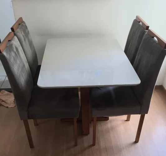 Mesa em vidro com 4 cadeiras