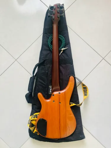 Baixo 6 cordas