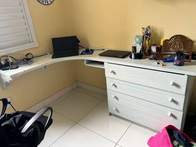 Escrivaninha e cômoda