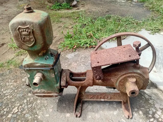 Bomba d'Água Piston KING - Antiga e Robusta para Roça/Sítio