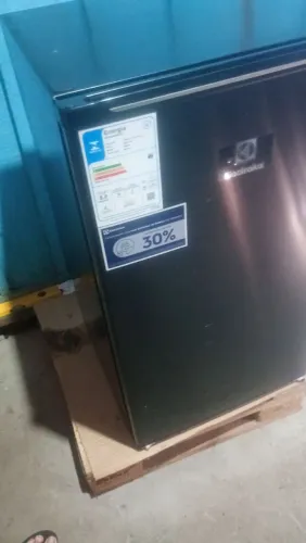 Frigobar cor preta 03 messes de uso sem defeito com nota fiscal 