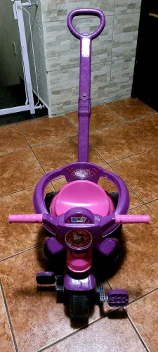 Motoca tricículo infantil, pouquíssimo usada.
