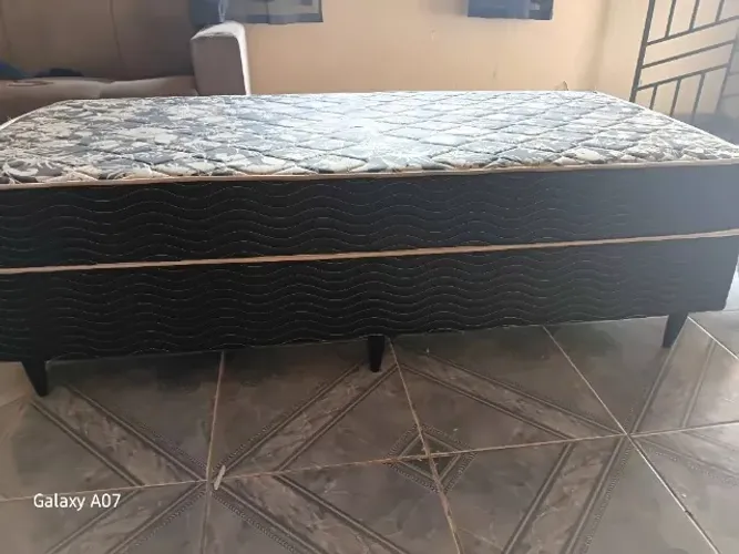 Cama box De solteiro semi nova 180$