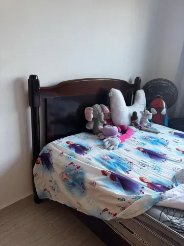 Cama queen madeira maciça com colchão 