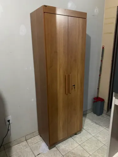 Armário multiuso com chave 