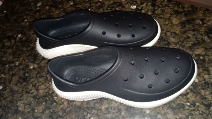 Tênis sneaker Crocs unissex tamanho 40.