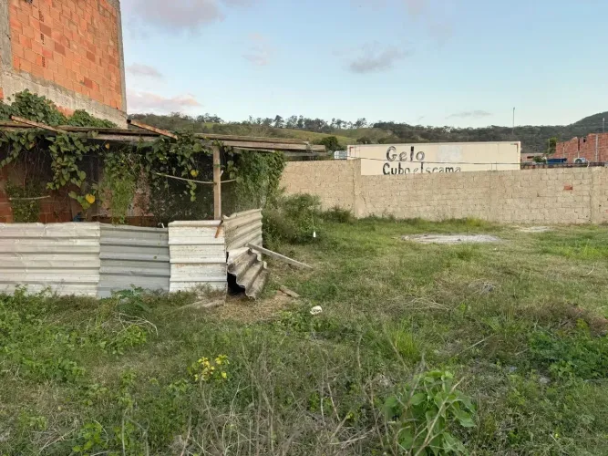 terreno plano em loteamento ja com água e ponto de luz .