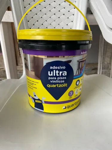 R$ 190,00 -Adesivo Ultra para Pisos Vinílicos Quartzolit, de 4 kg.