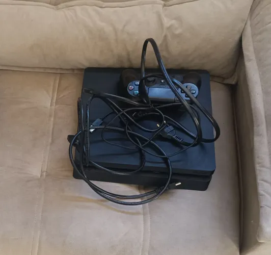 Vendo Ps4 slim com controle e jogos , valor 1500