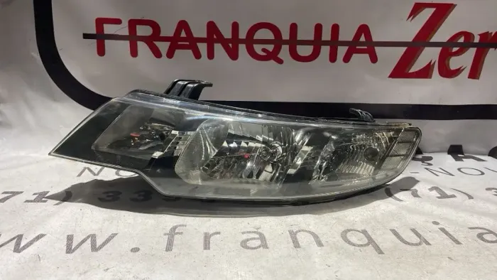 Farol Cerato esquerdo 