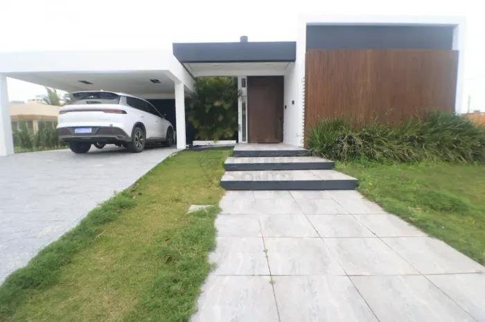 Casa com 4 dormitórios, piscina privativa e 3 suítes em condomínio fechado no Laranjal