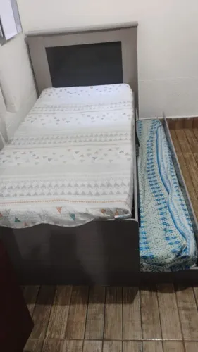 Cama de solteiro com duas gavetas e cama auxiliar