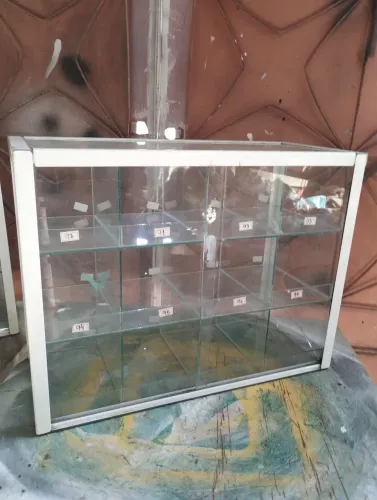 Vitrine expositora em vidro.