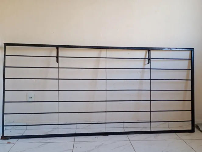 Vende-se uma grade de ferro de ótima qualidade
