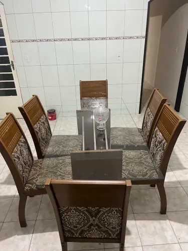 Mesa de vidro com seis cadeiras