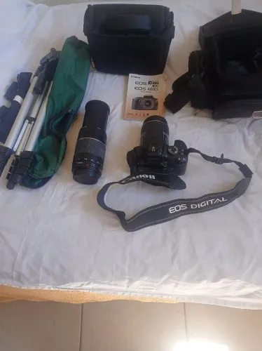 Vende se uma máquina fotográfica, Canon EOS 400 D ( digital), completa com todos os ace