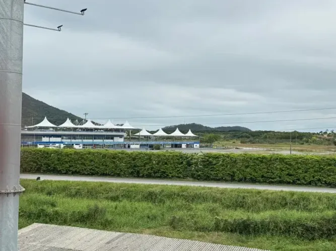 Apartamento frente Kartódromo Internacional Beto Carrero