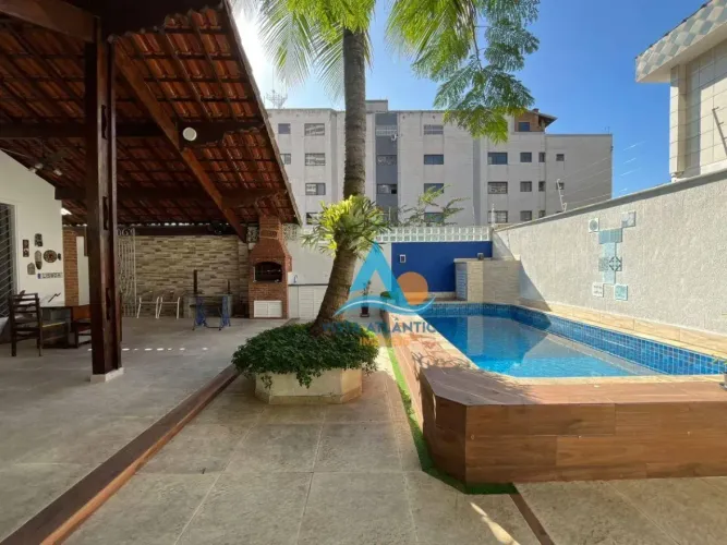 Casa com piscina, edícula e acabamento de alto padrão  Praia Grande/SP