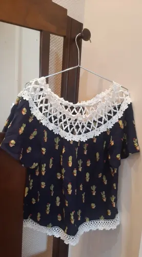 Blusa de viscose com estampa de cactos e renda. Tamanho P.