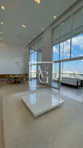 Apartamento de 250 m² com 3 suítes, pé-direito duplo e vista permanente para o Parque Burl