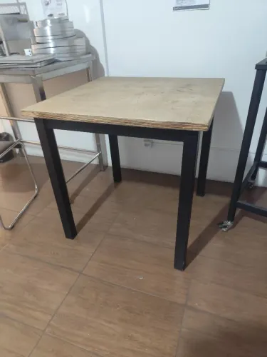 Mesa industrial com tampo compensado naval 80 x 80