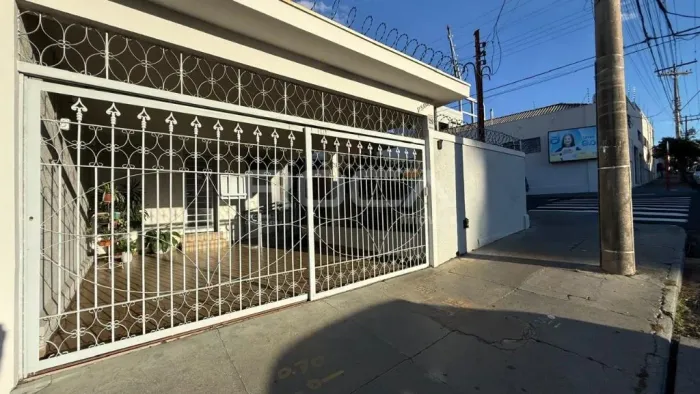 Casa Padrão à Venda e Locação no Centro de São Carlos - 3 Dormitórios e Edícula Completa
