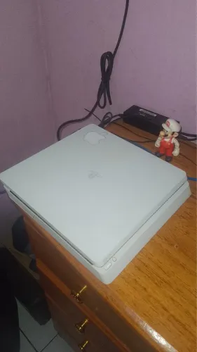 PlayStation 4 slim branco