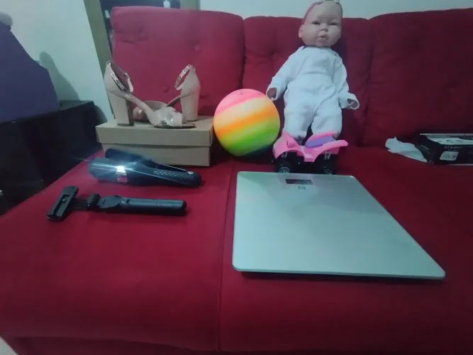 Sandália, balança, máquina reparadouta de pontas, boneca, bola, carrinho, tripé.