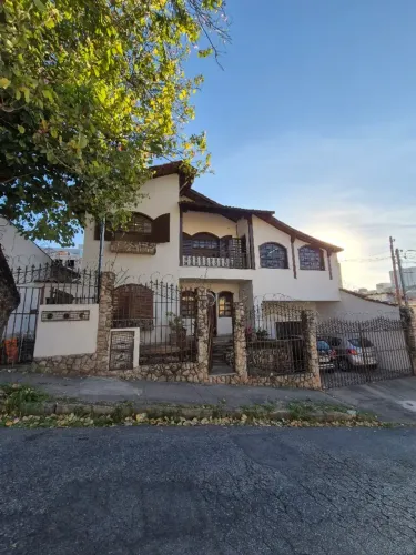 Casa segundo andar com entrada independente com 100 mts, 04 quartos e 01 vaga.