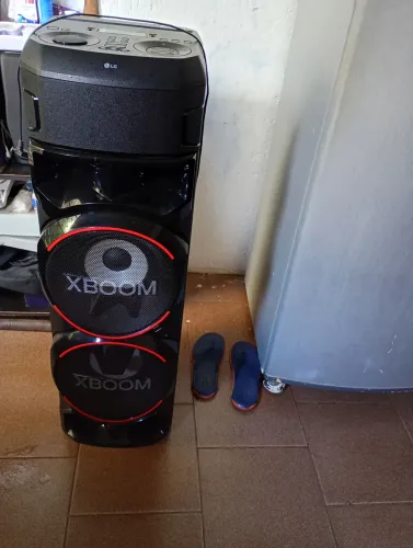 Caixa de som LG xboom semi nova muito forte tóp