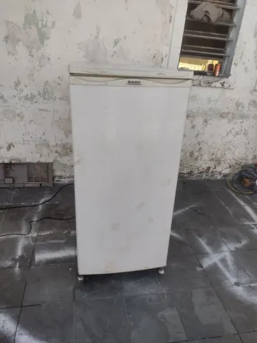 Geladeira Dako pequena funcionando perfeitamente (127 volts) 270 litros.