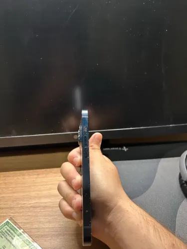 IPhone 14 seminovo, com pequeno detalhe na tela!