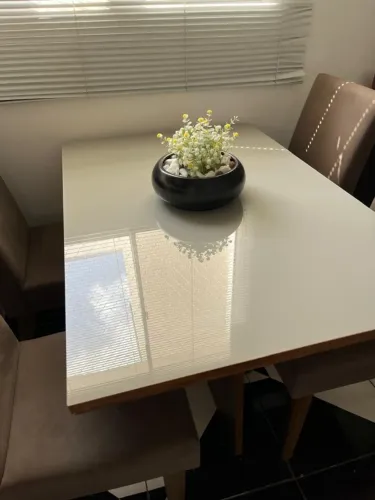Mesa de Jantar 120x80cm com Tampo de Vidro + 4 Cadeiras Estofadas