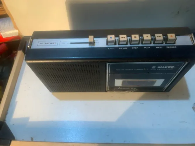 gravador de fita cassete portátil da marca Silver,